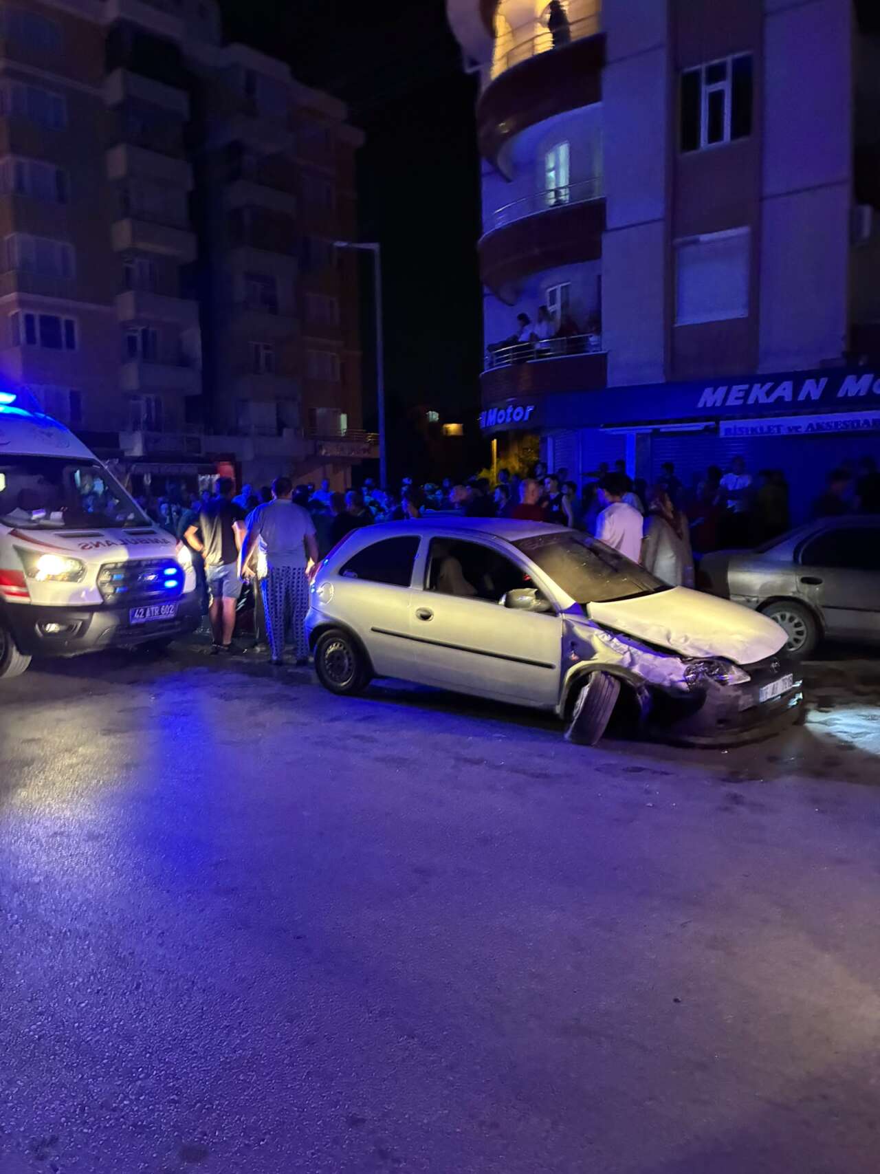 Konya’nın merkezinde gece yarısı büyük kaza! 8 yaralı var 4